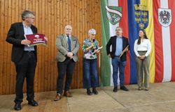 Ehrengäste der Prädikatisierung auf der Bühne.