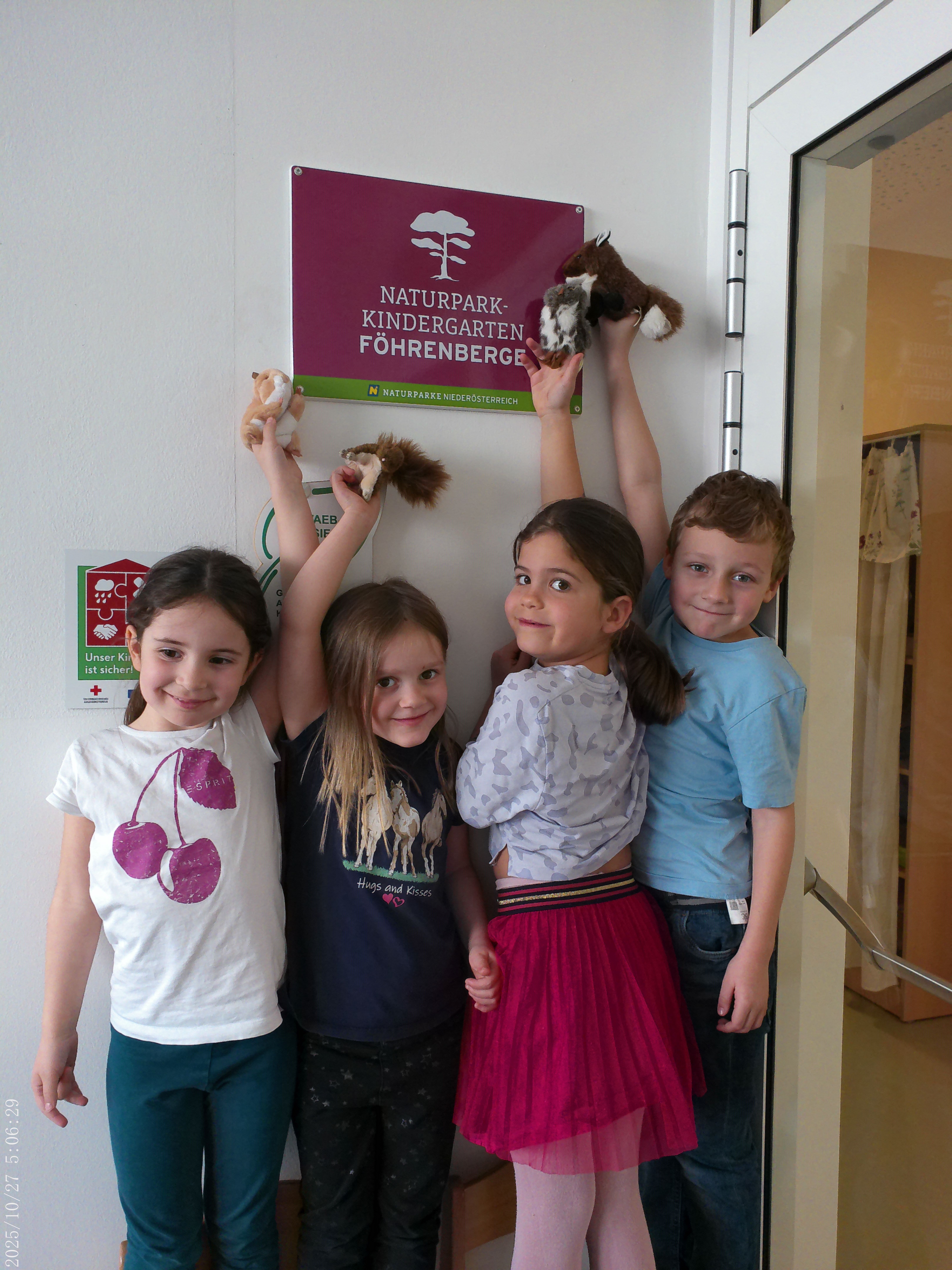 Kinder vor Naturpark-Kindergarten-Schild