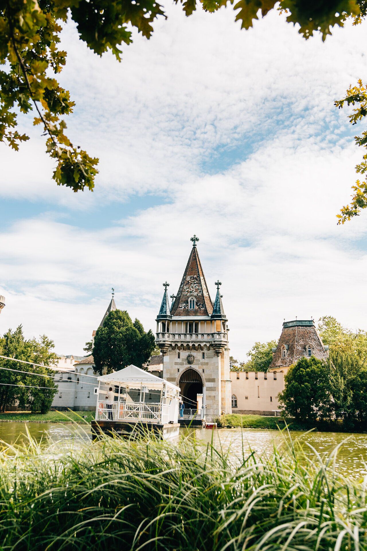Laxenburg Palace Park enchants visitors with its picturesque setting, where the palace’s majestic towers blend harmoniously with the natural surroundings. Surrounded by lush greenery and sparkling water, this place invites you to linger and dream.