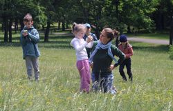 Kinder bei der Suche mir Becherlupen