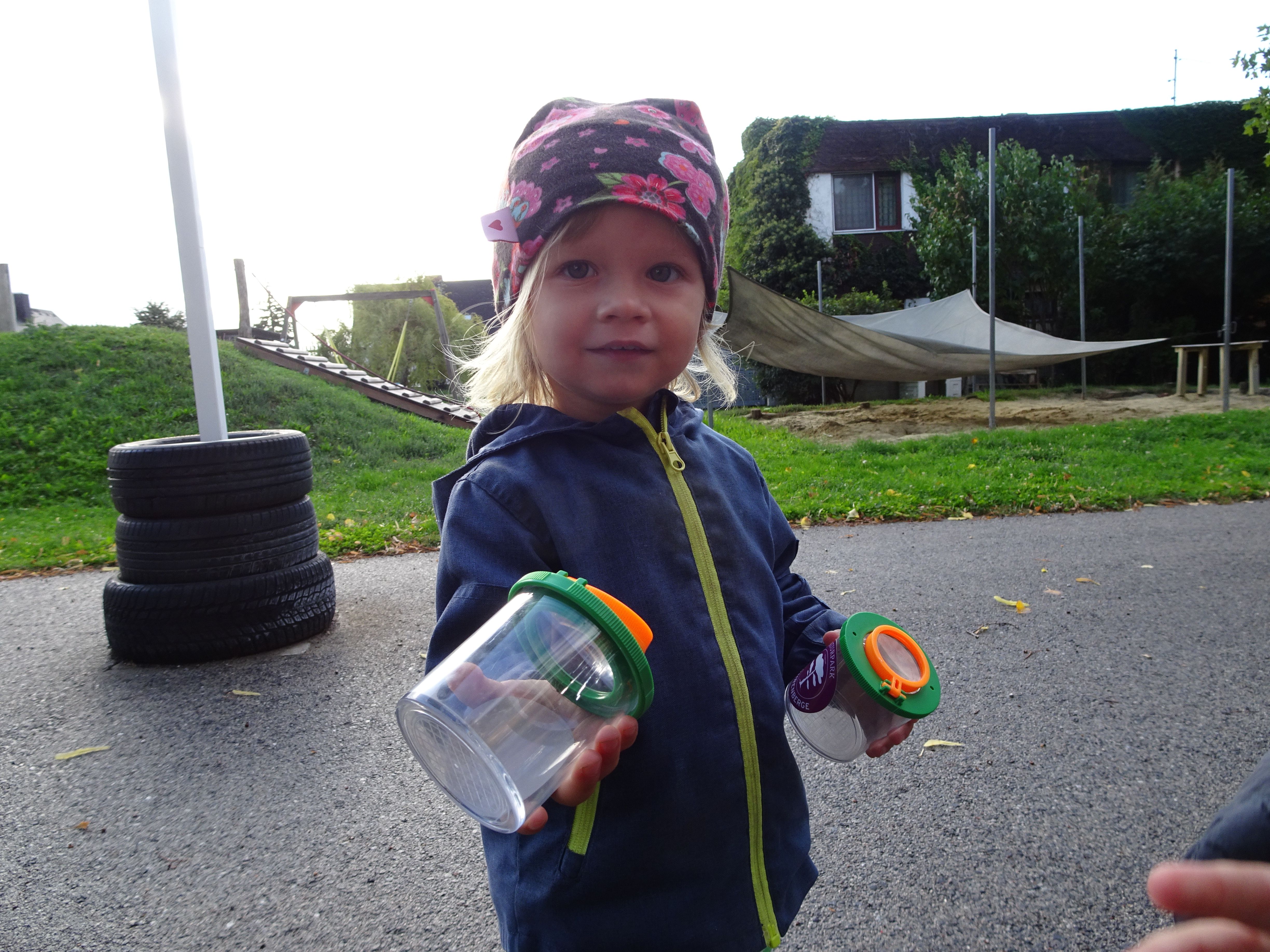 Kind mit Becherlupe
