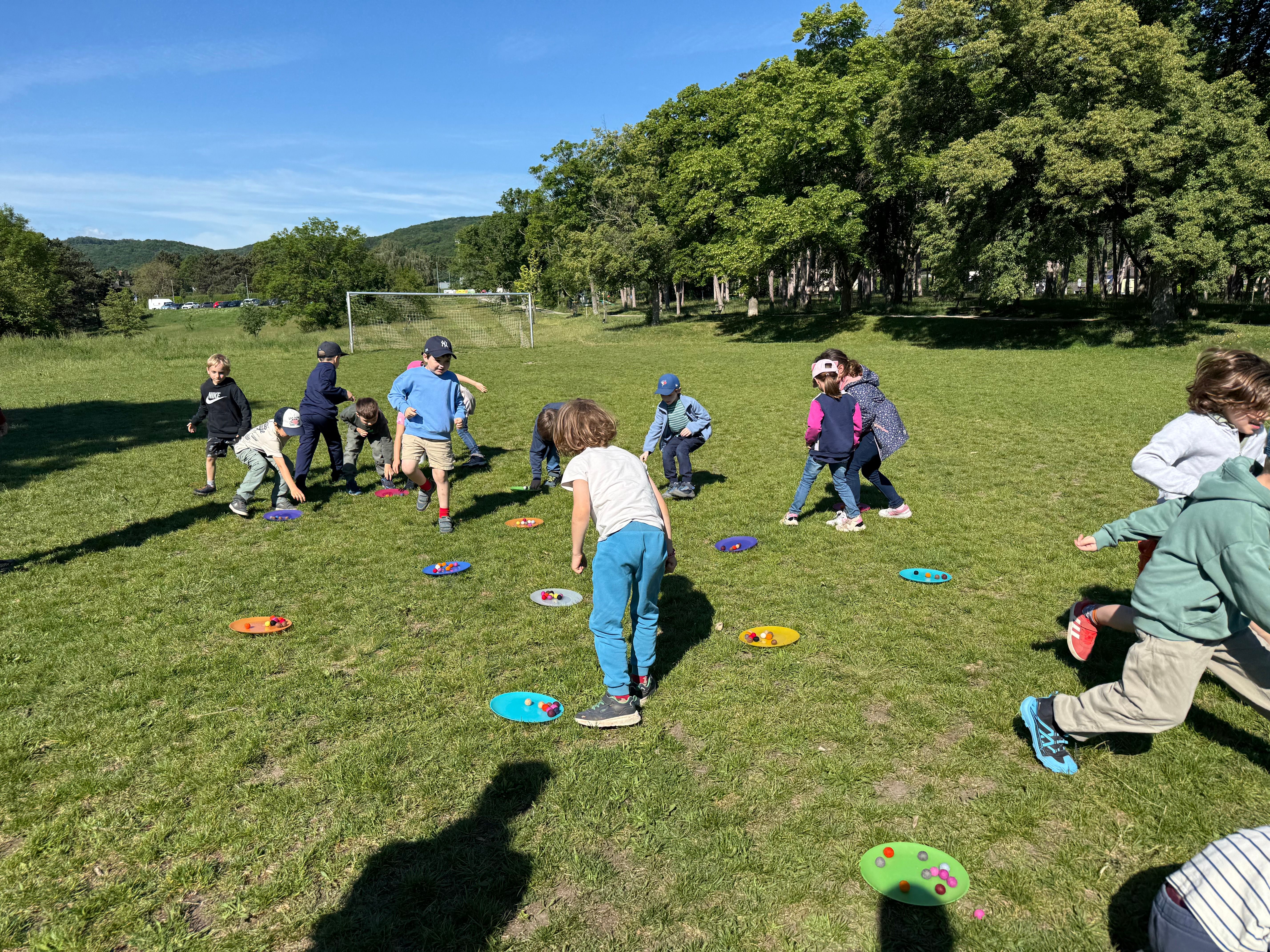 Kinder spielen ein Bewegungsspiel