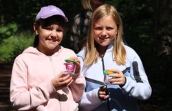 Kinder präsentieren Becherlupe