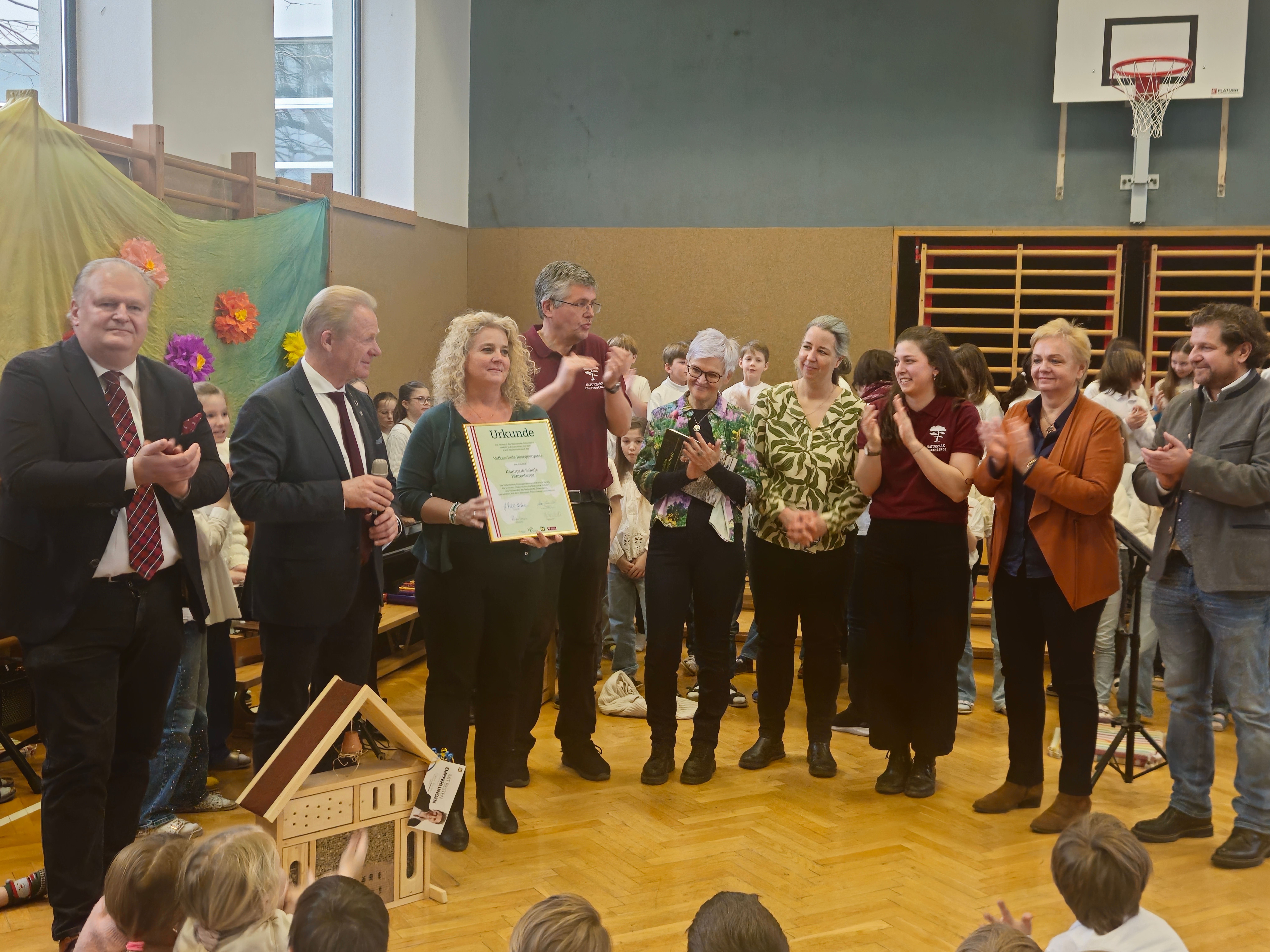 Überreichung der Urkunde zur Naturpark-Schule