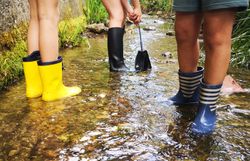 Kinder in Gummistiefel in Dürrer Liesing
