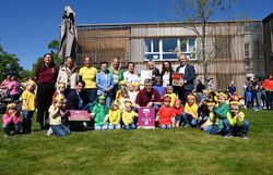 Gruppenfoto mit (v.l.n.r.) Sarah Leischner (Projektleitung Bildung NuP Föhrenberge), Gemeinderätin Maria von Balthazar,  Thomas Rupp (Verein Naturparke Niederösterreich), Irene Drozdowski (Landschaftspflegeverein, Projektleitung Naturschutz NuP Föhrenberge, Bürgermeisterin Dagmar Händler, Abgeordnete zum NÖ Landtag Marlene Zeidler-Beck (in Vertretung von Landeshauptfrau Johanna Mikl-Leitner), geschäftsführende Gemeinderätin Margit Möstl-Frais, Martin Schuster (Obmann des Naturparks Föhrenberge), Kindergartenleitung Claudia Fock, Julia Friedlmayer (Geschäftsführerin des Verbands Naturparke Österreich), Abgeordneter zum NÖ Landtag Peter Gerstner (in Vertretung von Landesrätin Susanne Rosenkranz)