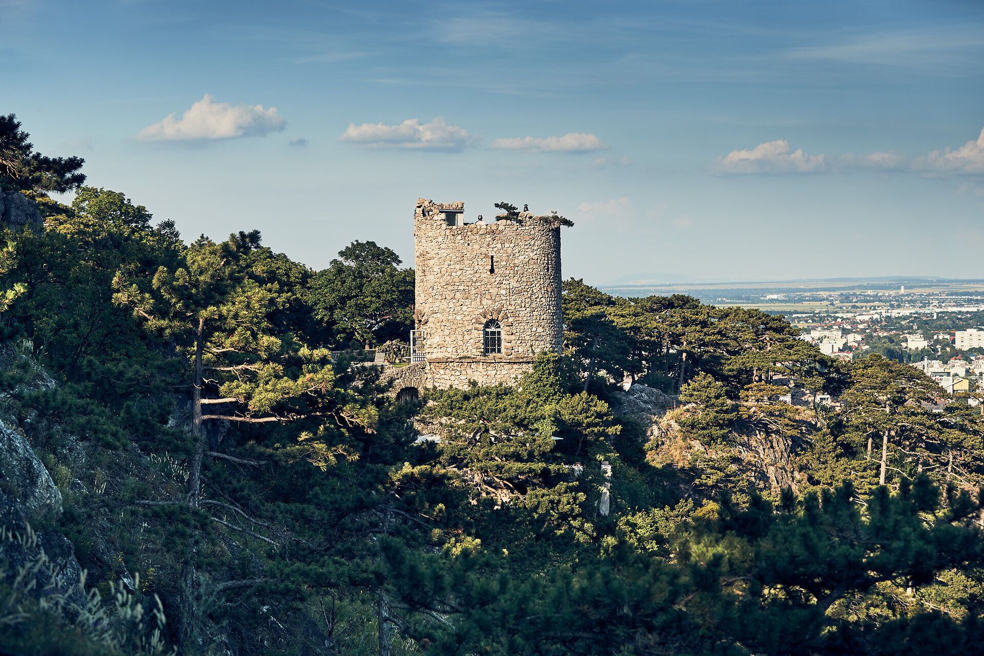 Der Schwarze Turm thront majestätisch über der malerischen Landschaft und bietet einen atemberaubenden Blick auf die umliegenden Wälder und Hügel. Umgeben von üppigem Grün und dem sanften Rauschen der Bäume, lädt dieser historische Ort dazu ein, die Ruhe der Natur zu genießen und die Seele baumeln zu lassen.