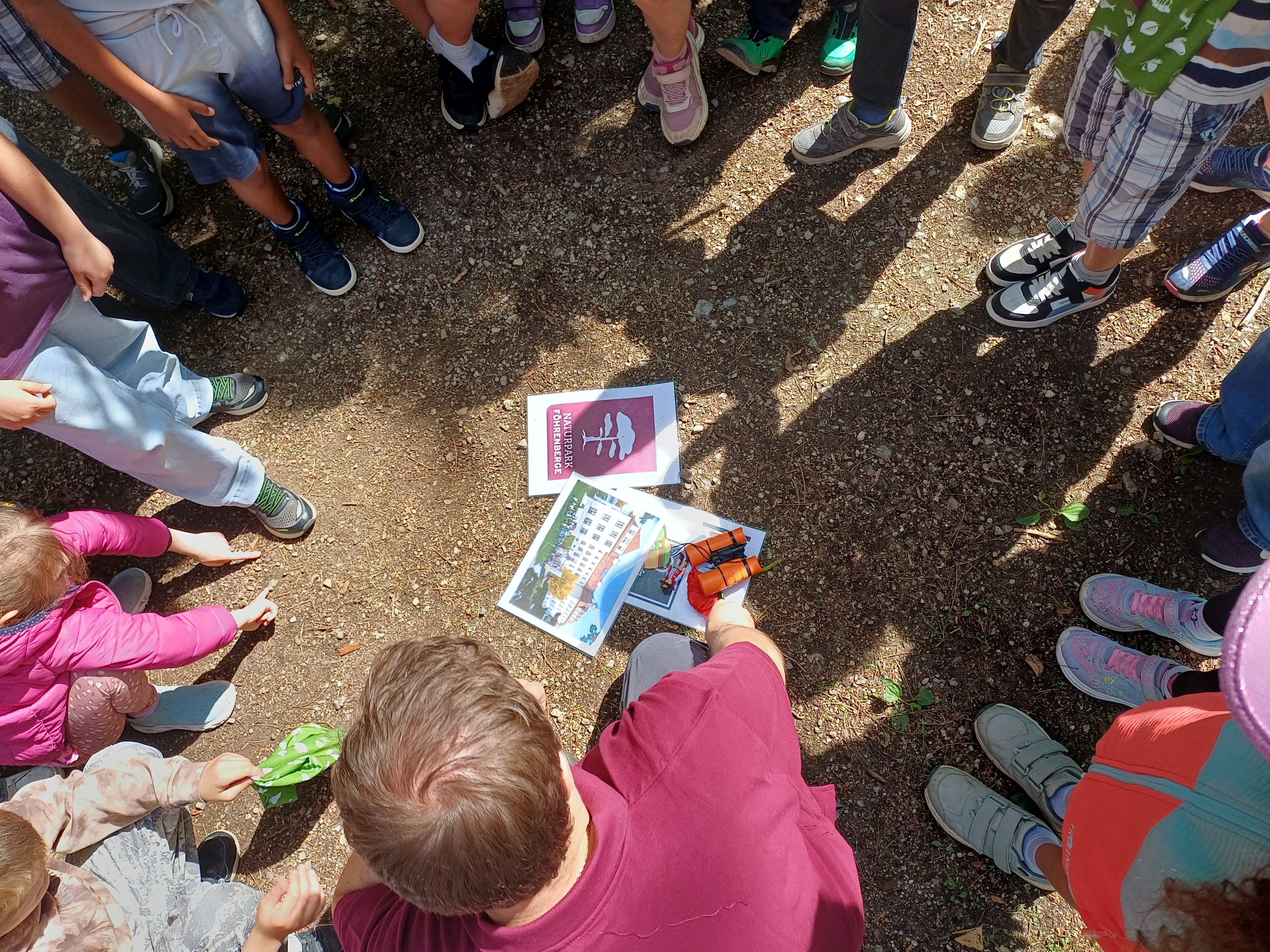 Kinder im Kreis um Naturpark-Spiel