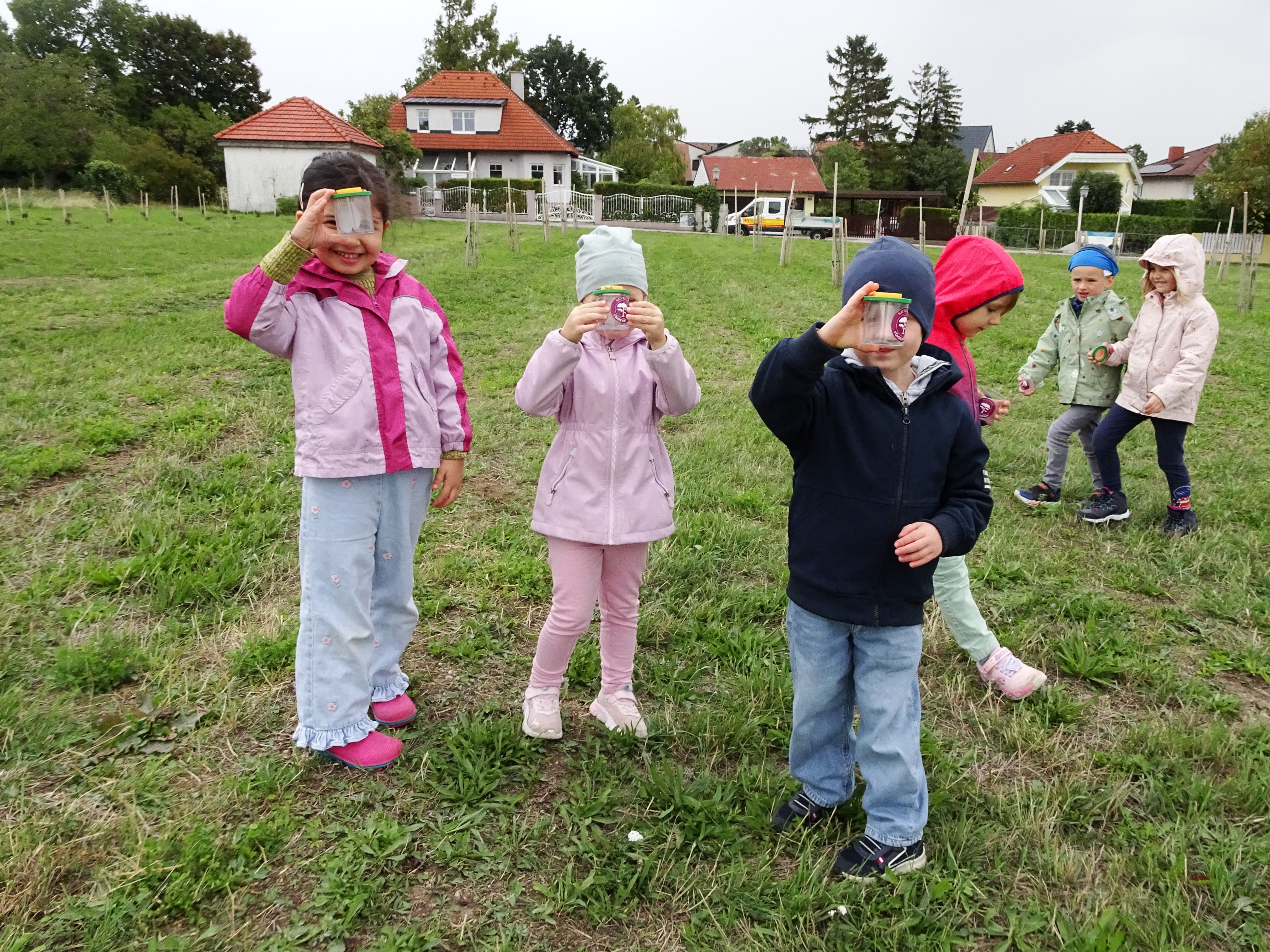 Kinder mit Becherlupe