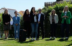 Julia Friedlmayer (Geschäftsführerin des Verbands Naturparke Österreich) hält eine Rede.