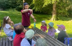 Naturvermittler zeigt das Verhältnis zwischen Salz- und Süßwasser