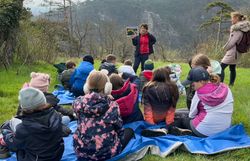 Biologin Elke Weisz-Emesz gibt vor der Pflegeaktion Einblicke in den Naturpark Föhrenberge und den Lebensraum Trockenrasen.