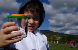 Kinder mit Becherlupen