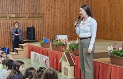Bürgermeisterin Bernadette Geieregger begrüßt die Anwesenden der Prädikatisierunsfeier.