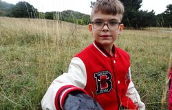 Kind mit Spinne auf Handschuh