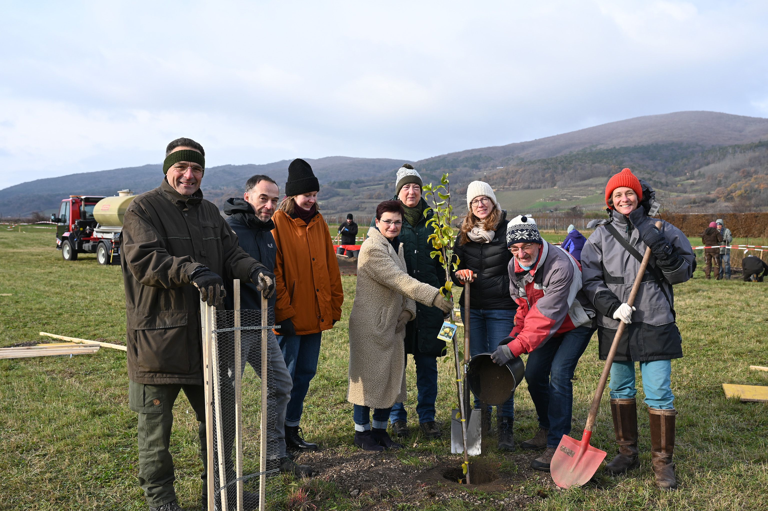 Heute konnte sich die Bevölkerung an der Hecken- und Obstbaumpflanzaktion in Gumpoldskirchen beteiligen. Mit dabei waren Bürgermeisterin Dagmar Händler (4.v.l.), ehemalige Volksschuldirektorin Brigitte Krüger (5.v.l.), Umweltgemeinderätin Maria von Balthazar (6.v.l.) und Ernst Spitzbart (Vorsitzener Naturfreunde Gumpoldskirchen, 2.v.r.).