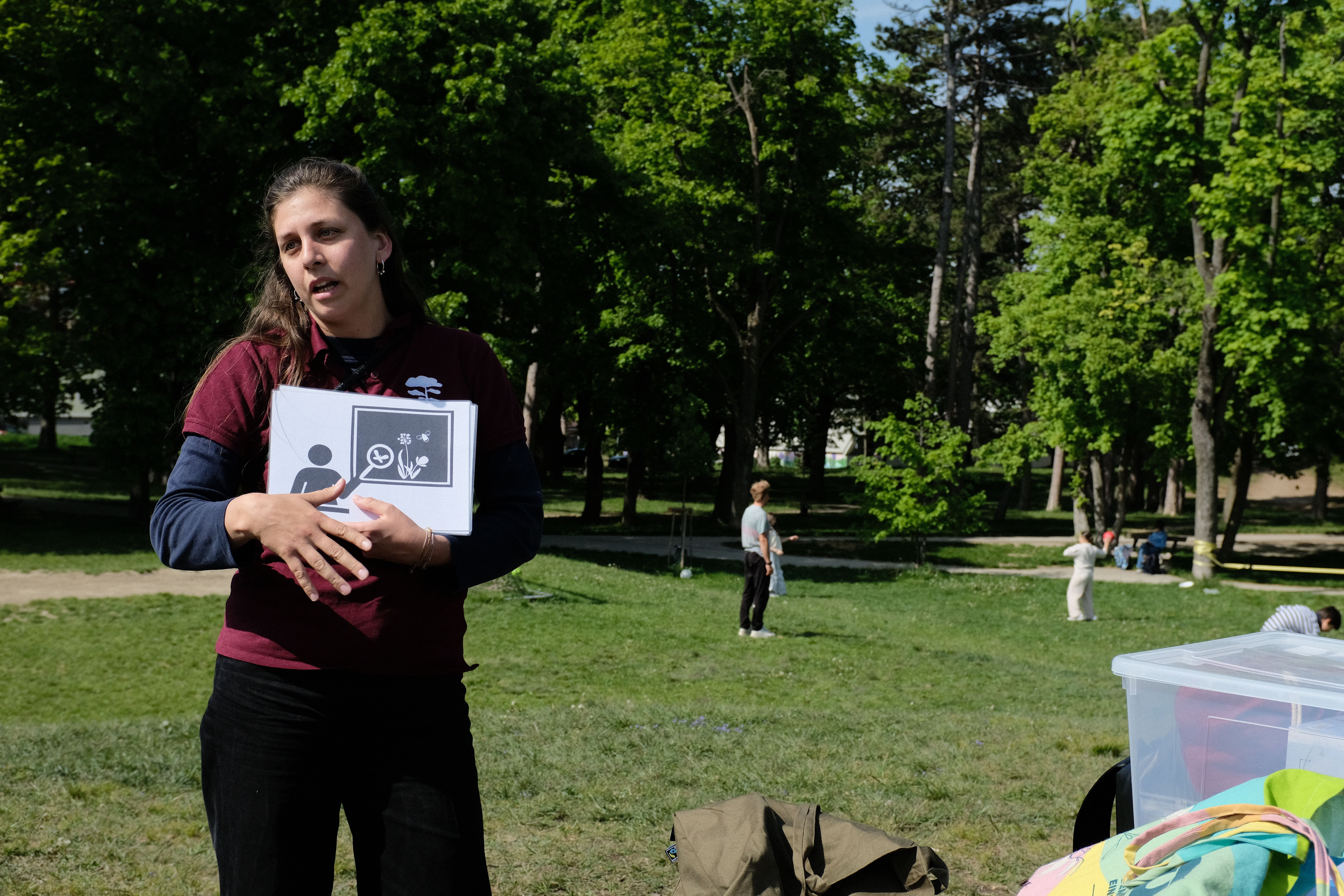 Sarah Leischner (Projektleitung Bildung) erklärt die 4 Säulen der Naturparke