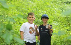 Kinder präsentieren Becherlupen