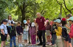 Konrad Brunnhofer (operativer Geschäftsfüher Naturpark Föhrenberge) bei seiner Müll-Verrottungsstation