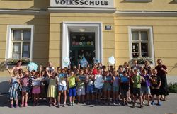 Gruppenfoto mit Schüler:innen + Projektpartner:innen