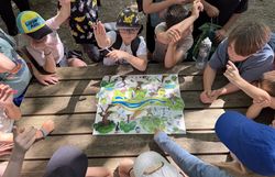 Kinder stehen um Wald-Magnettafel
