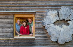Rainer Praschak (Vizebürgermeister), Silvia Drechsler (Bürgermeisterin), Leo Lindebner (Stadtrat) im Waldklassenzimmer 