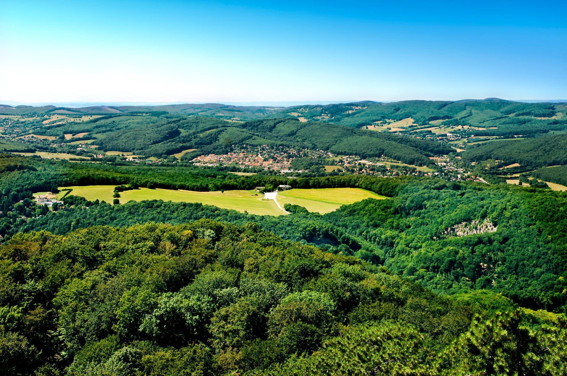 Die sanften Hügel und dichten Wälder des Naturparks laden zu unvergesslichen Wanderungen ein. Hier, wo die Natur in voller Blüte steht, können Besucher die frische Bergluft genießen und die atemberaubenden Ausblicke auf die umliegende Landschaft bewundern.