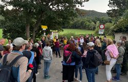 Naturinteressierte versammeln sich um an der langen Nacht der Naturparke in Mödling teilzunehmen.