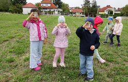 Kinder mit Becherlupe