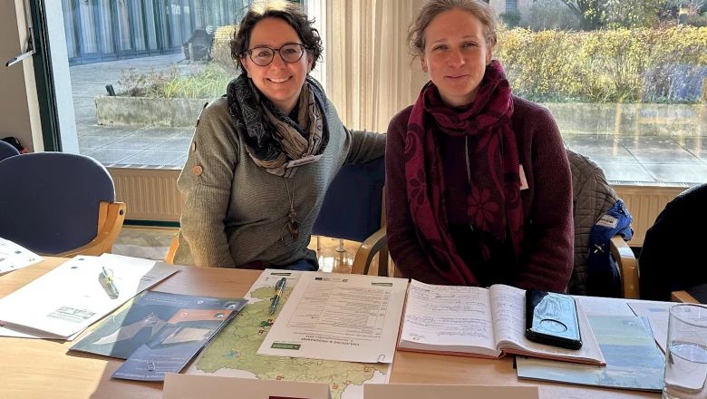 Biologinnen Irene Drozdowski und Elke Weisz-Emesz beim Vernetzungstreffen