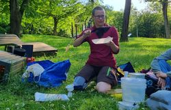 Unsere Naturvermittlerin zeigt schonendes und zielführendes Keschern vor.