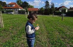 Kind mit Becherlupe