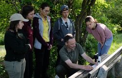 Biologe Alex erklärt den Naturvermittler:innen den Umgang mit dem Mikroskop.
