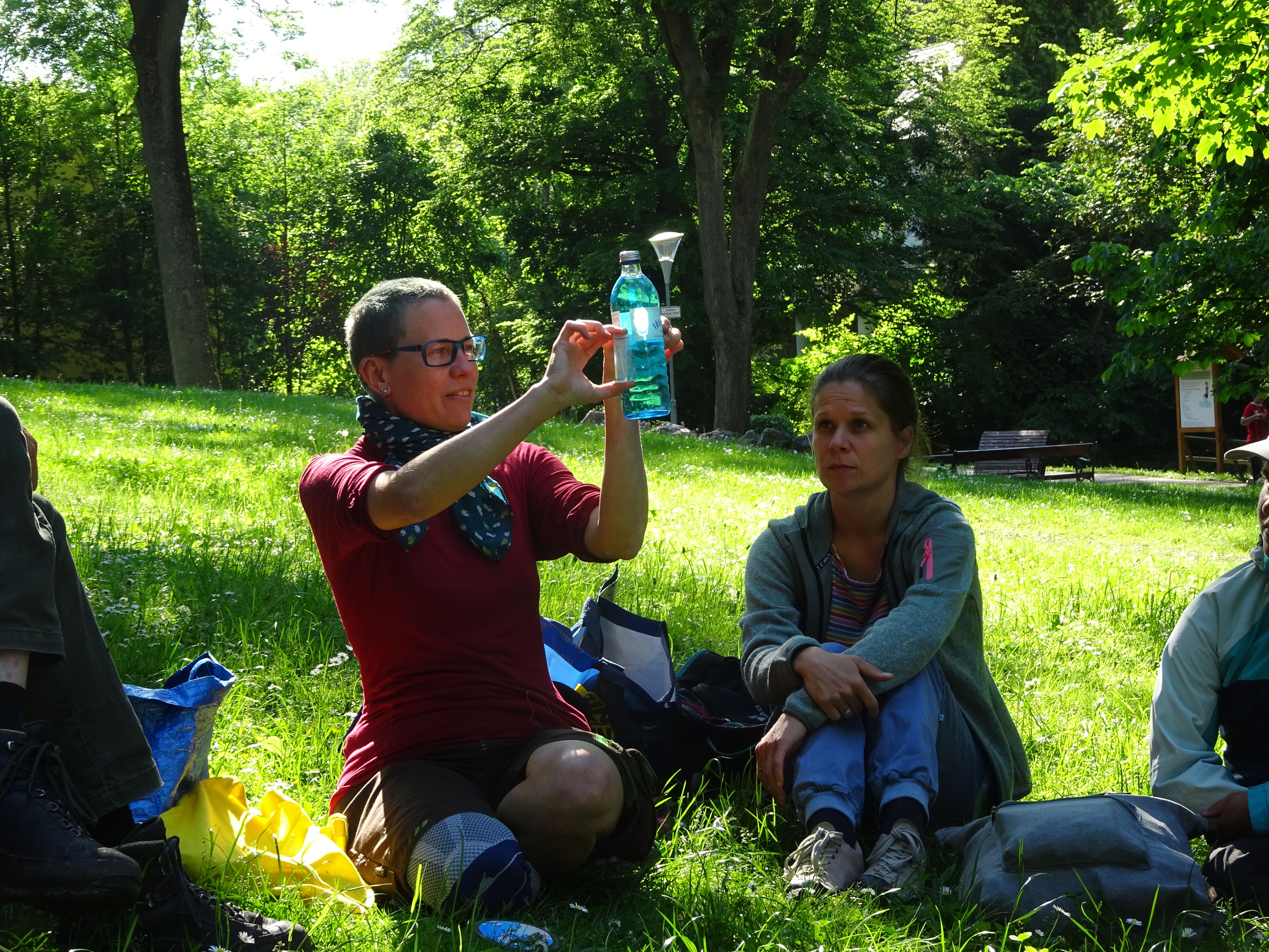 Naturvermittlerin veranschaulicht die Verteilung von Wasser auf der Erde (Salzwasser, Eis, Süßwasser)