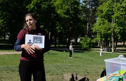 Sarah Leischner (Projektleitung Bildung) erklärt die 4 Säulen der Naturparke