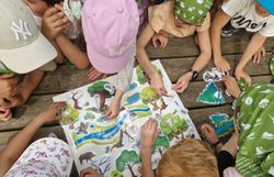 Kinder ordnen Wald-Magnettafel