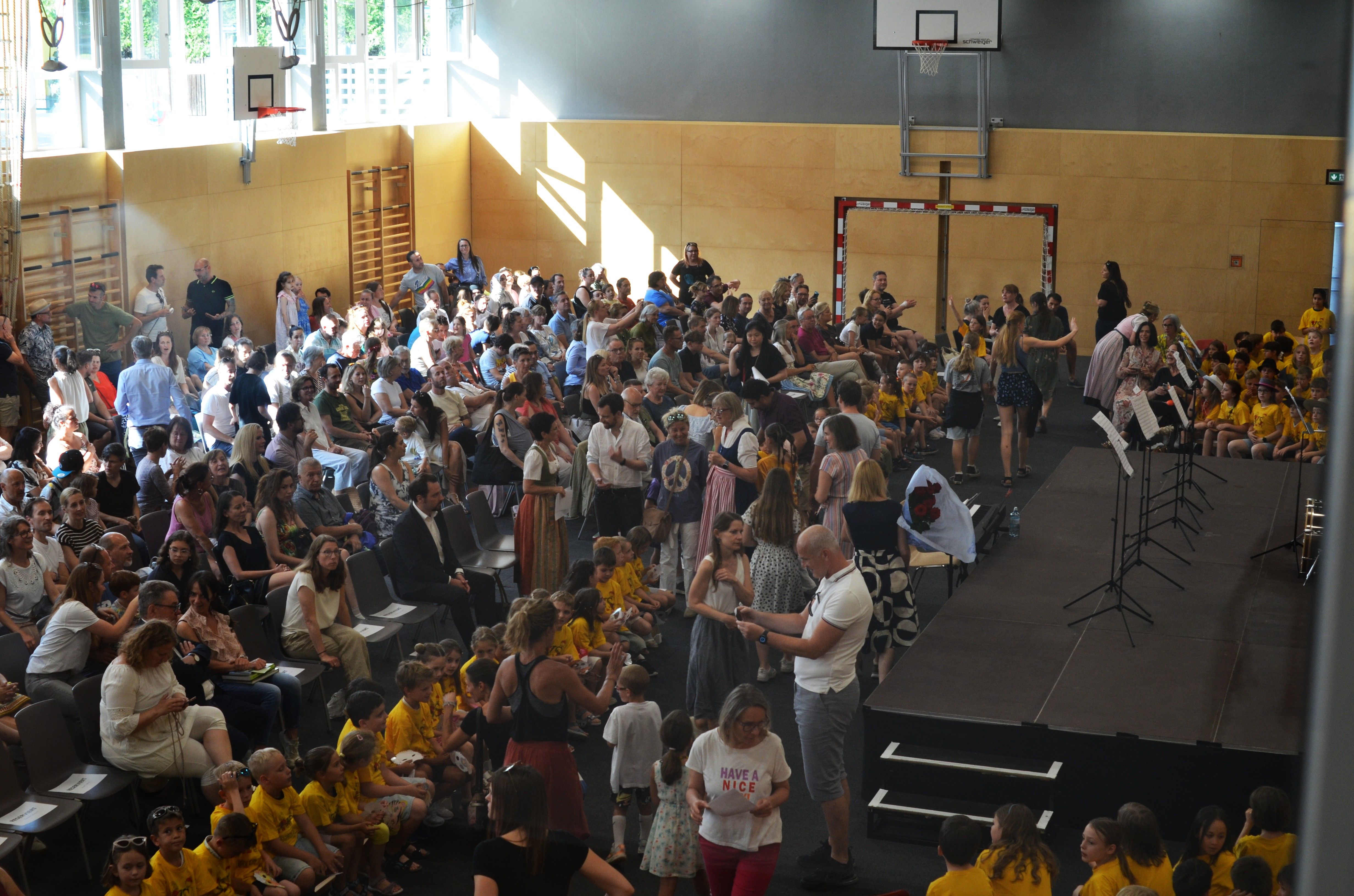 Reichlich Andrang bei der Prädikatisierungsfeier der VS Gumpoldskirchen - der Turnsaal ist bis zum letzten Centimeter voll.
