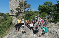 Die 3b der VS Kaltenleutgeben auf Erkundungstour am Kalenderberg im Naturpark Föhrenberge.