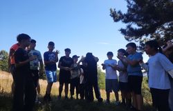 Kinder zeigen sich Begriffe, die im Zusammenhang mir dem Trockenrasen auf der Perchtoldsdorfer Heide stehen pantomimisch vor.