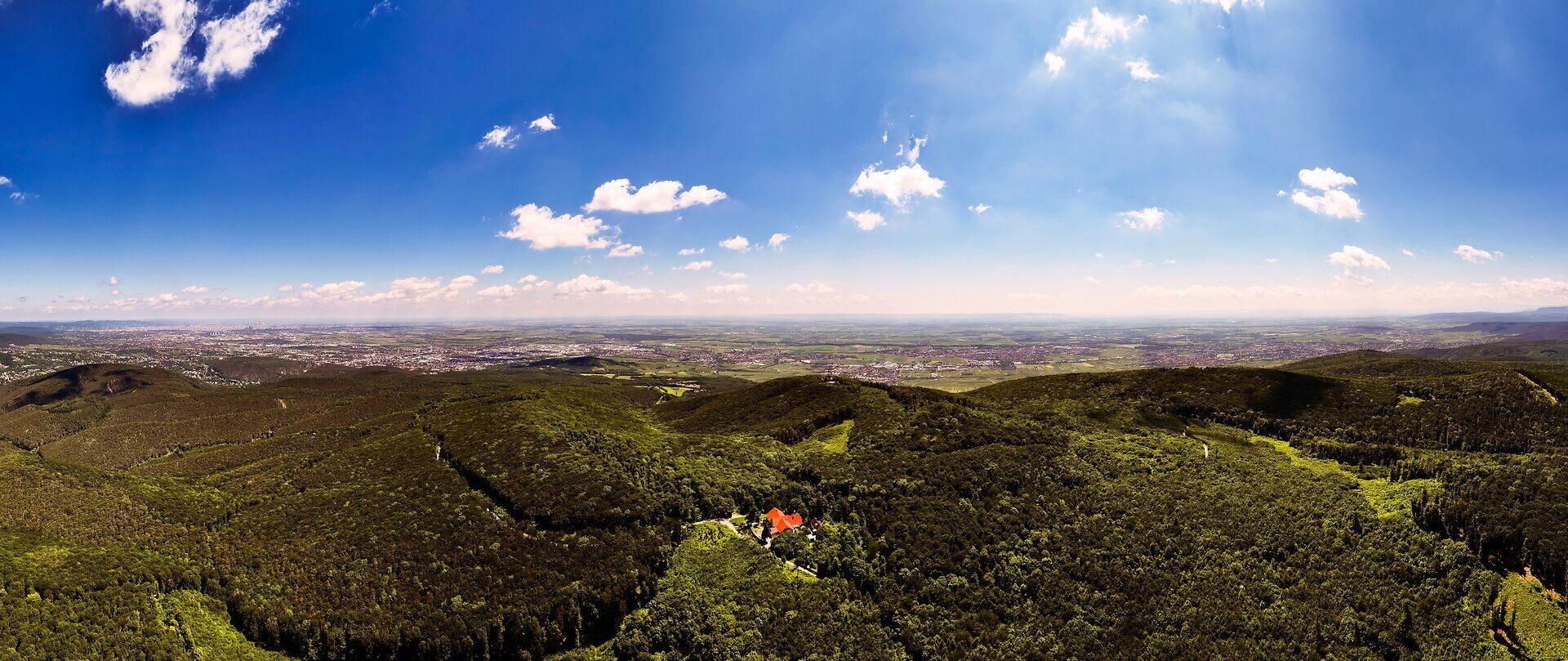 Die majestätischen Türme des Wienerwaldes erheben sich stolz über die sanften Hügel und dichten Wälder. Hier, wo die Natur in voller Pracht erblüht, lädt die atemberaubende Aussicht dazu ein, die Seele baumeln zu lassen und die frische Bergluft zu genießen.