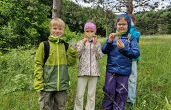 Kinder mit Becherlupe