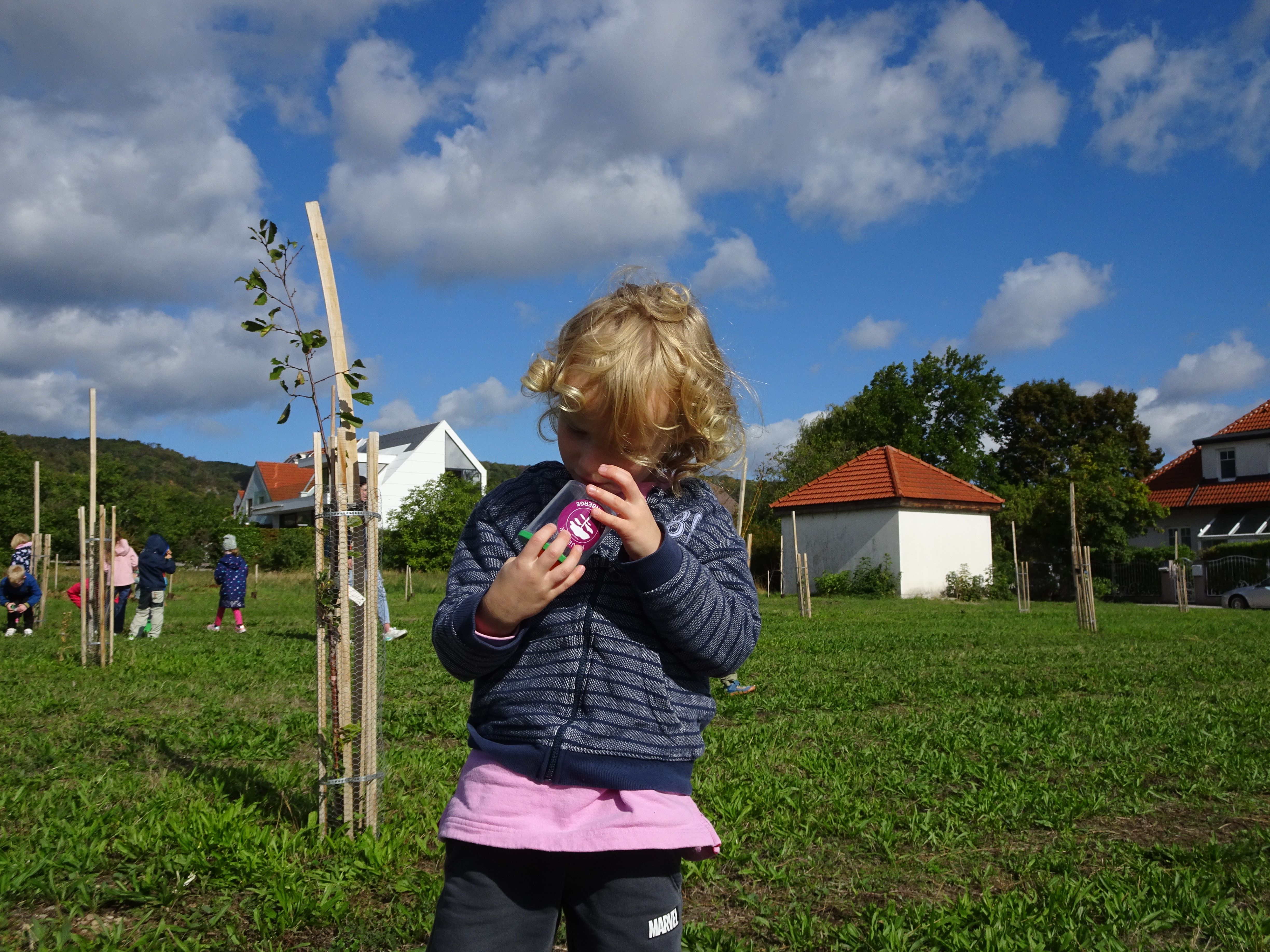Kind mit Becherlupe