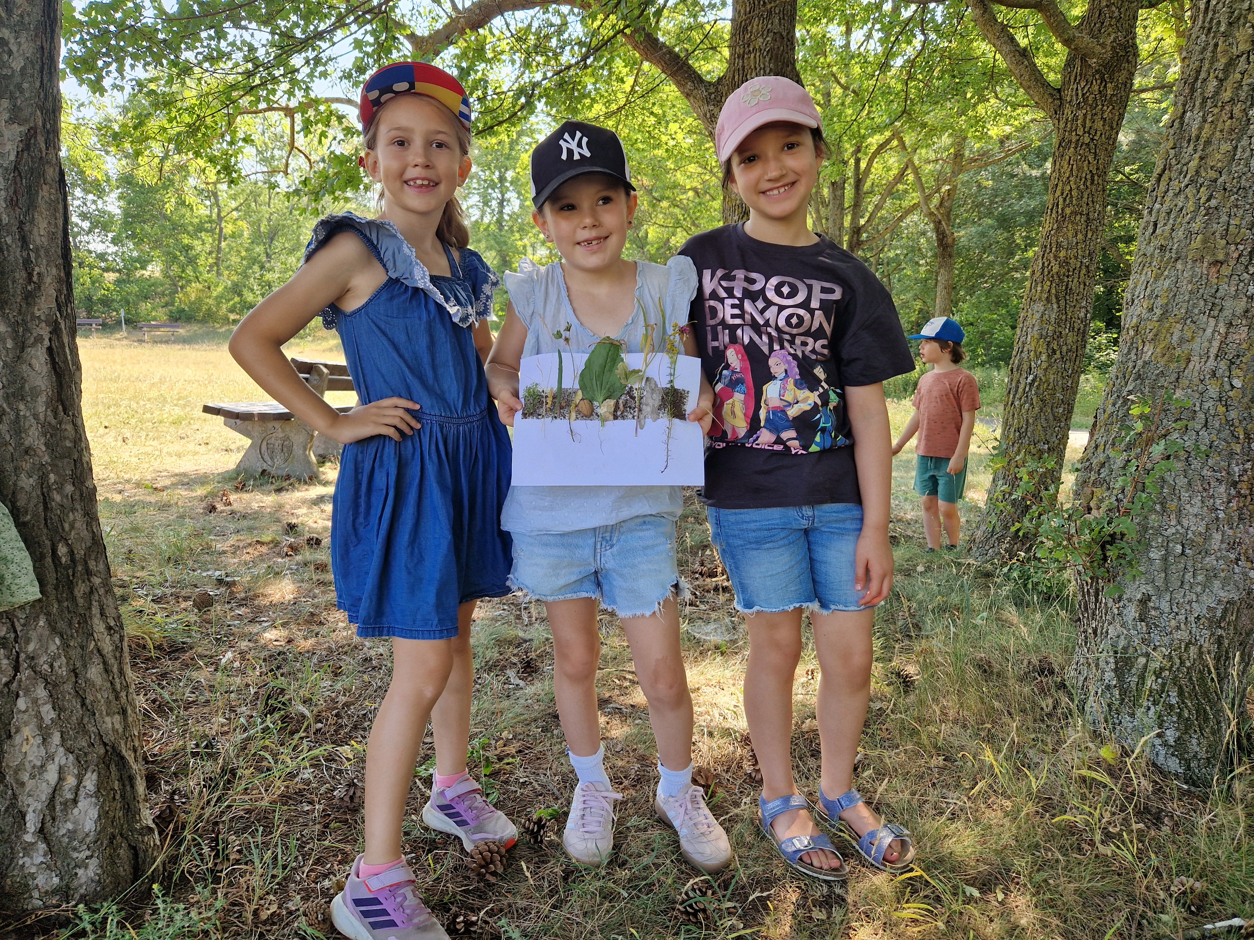 Kinder mit Wiesenbild
