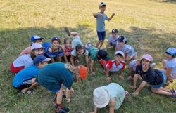 Kinder machen Pantomime