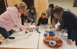 Pädagoginnen teilen Gegenstände den 4-Säulen des Naturparks zu