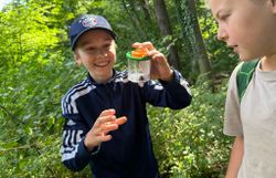 Kinder mit Becherlupe