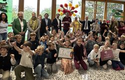 Gruppenfoto: Ehrengäste, Schüler:innen und Direktion