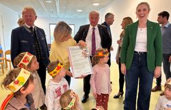 Peter Gerstner (Abgeordneter zum NÖ Landtag), Bürgermeister Johannes Seiringer und Marlene Zeidler-Beck (Abgeordnete zum NÖ Landtag) überreichen den Kindern die Urkunde zur Prädikatsierung als NuP-Kindergarten.