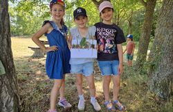 Kinder mit Wiesenbild