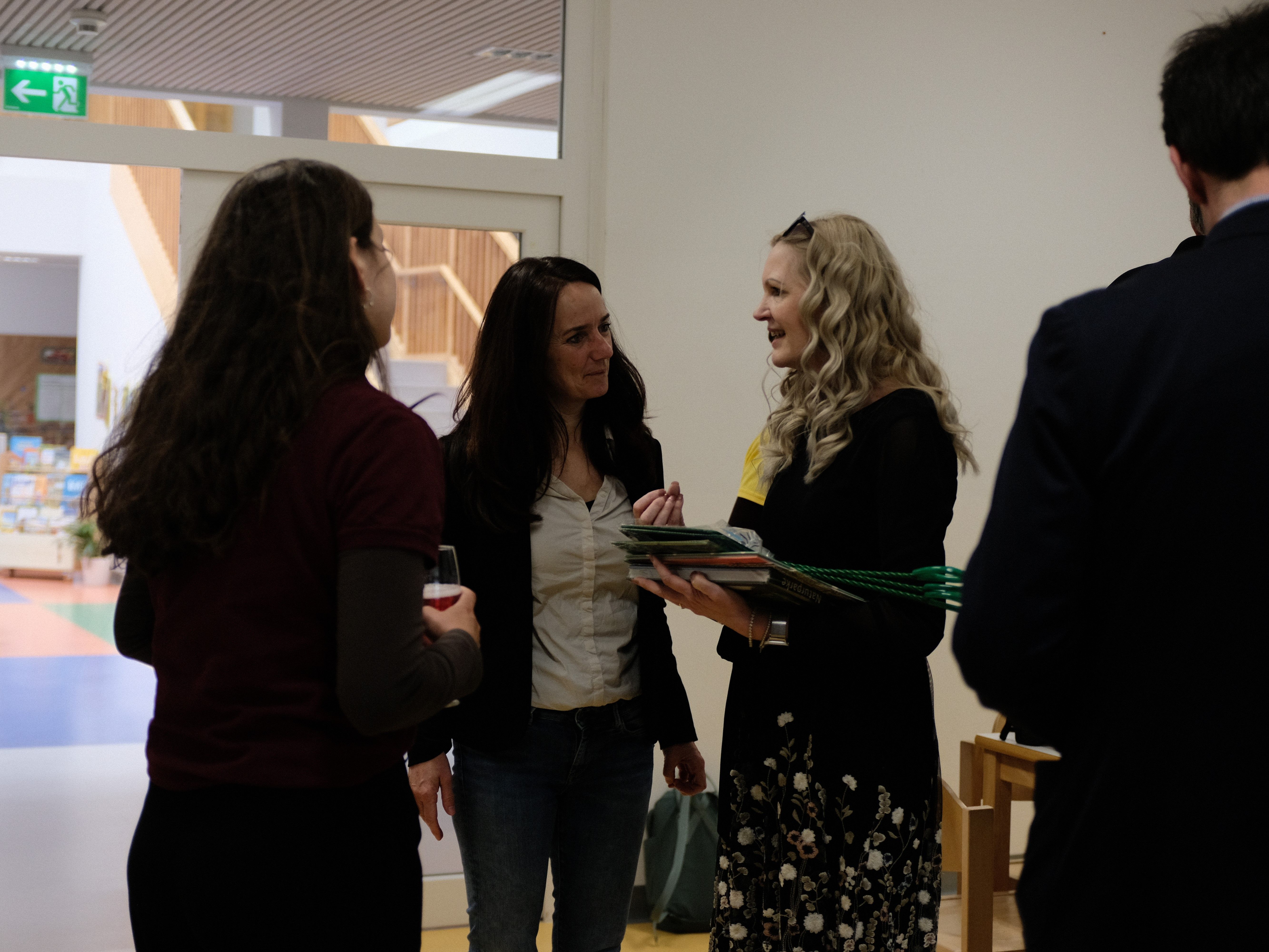 Netter Austausch nach den Feierlichkeiten. Kindergartenleitung Claudia Fock, Julia Friedlmayer (Geschäftsführerin des Verbands Naturparke Österreich)